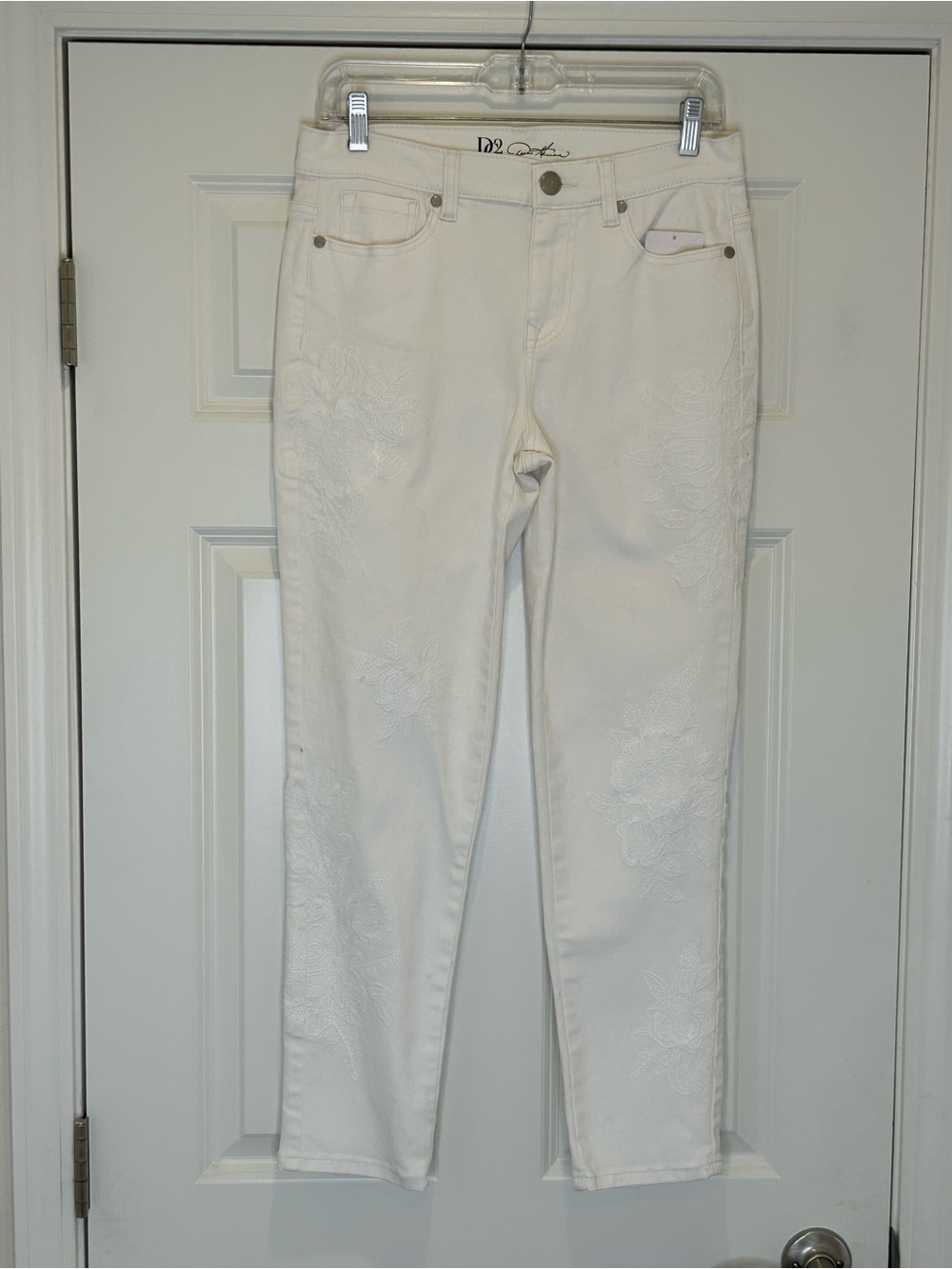 DG2 by Diane Gilman White Skinny Jeans Subtle Embroidered Floral Detail 8P NEW